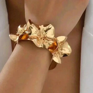 Flower cuff banfle chic classic luxury trending
